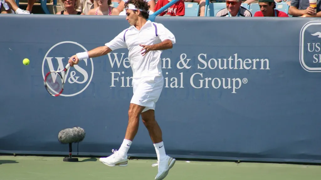 Roger Federer hitting a forehand with his modified eastern grip